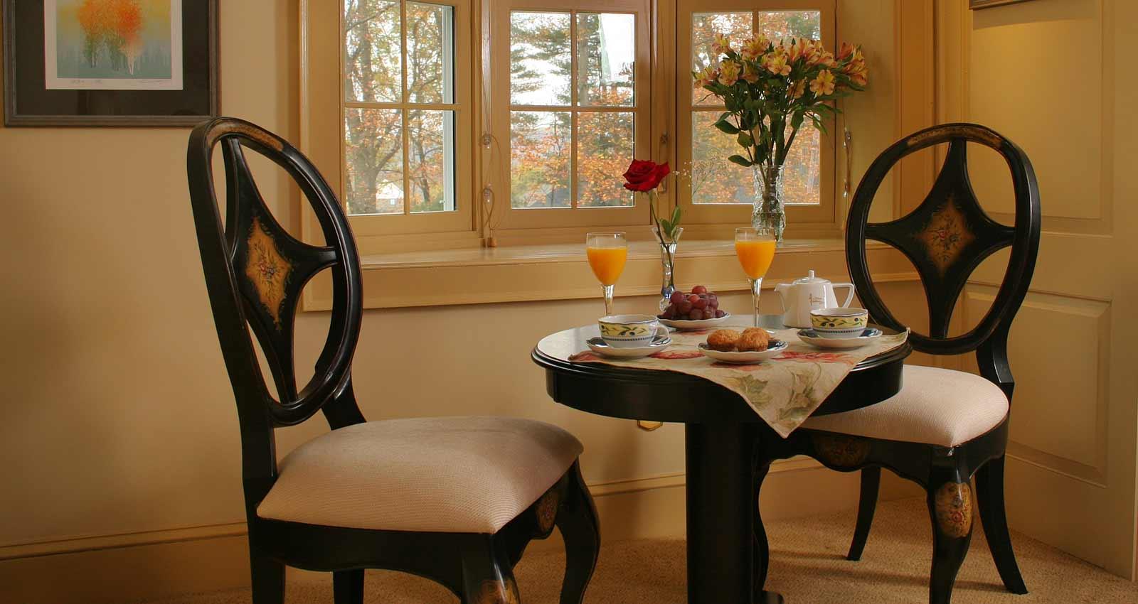 English Manor Suite Breakfast Area